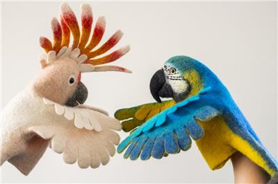 Vrouw Wolle - Parrot hand puppets